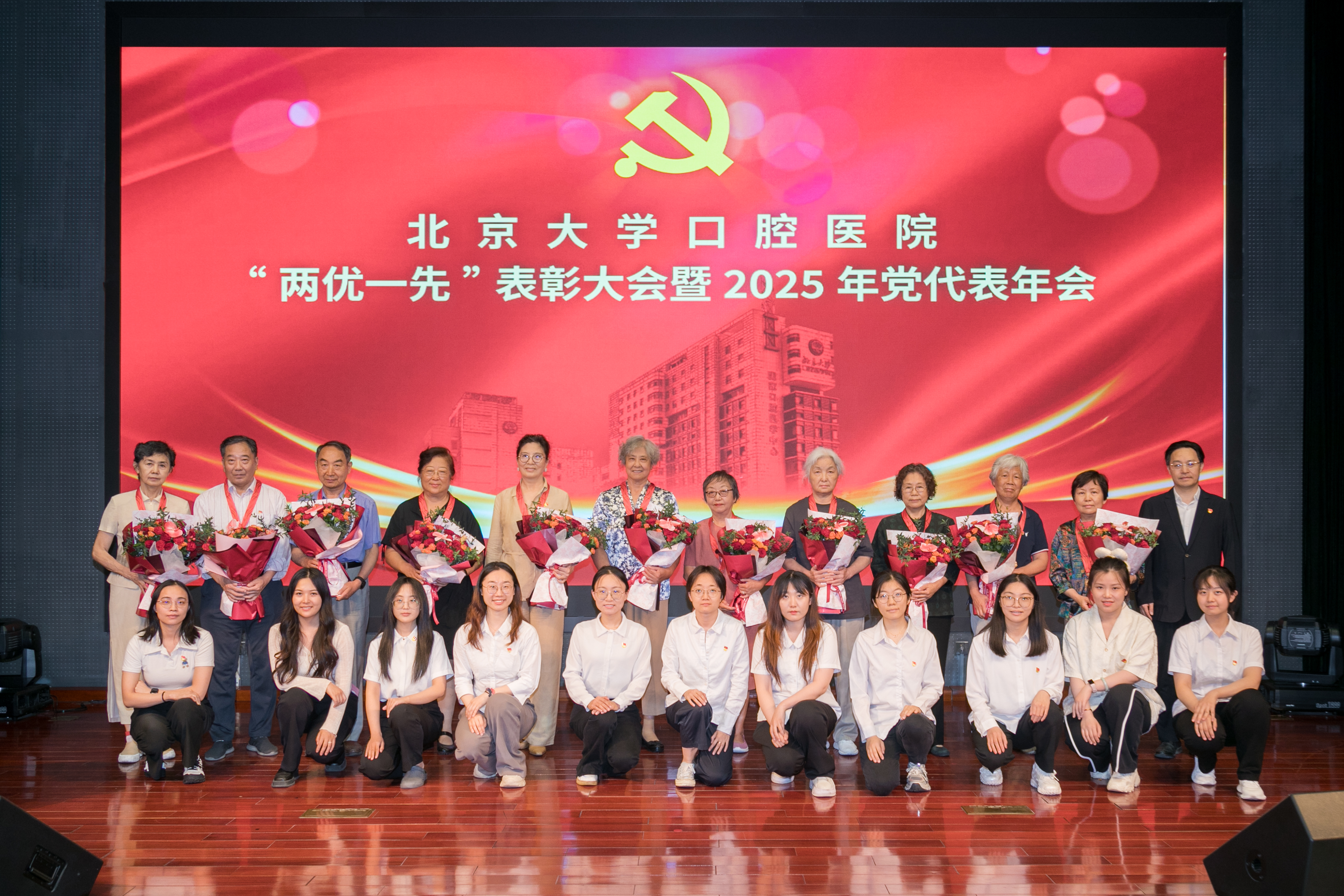  周永胜书记为部分“光荣在党50年”党员颁发纪念章.jpg